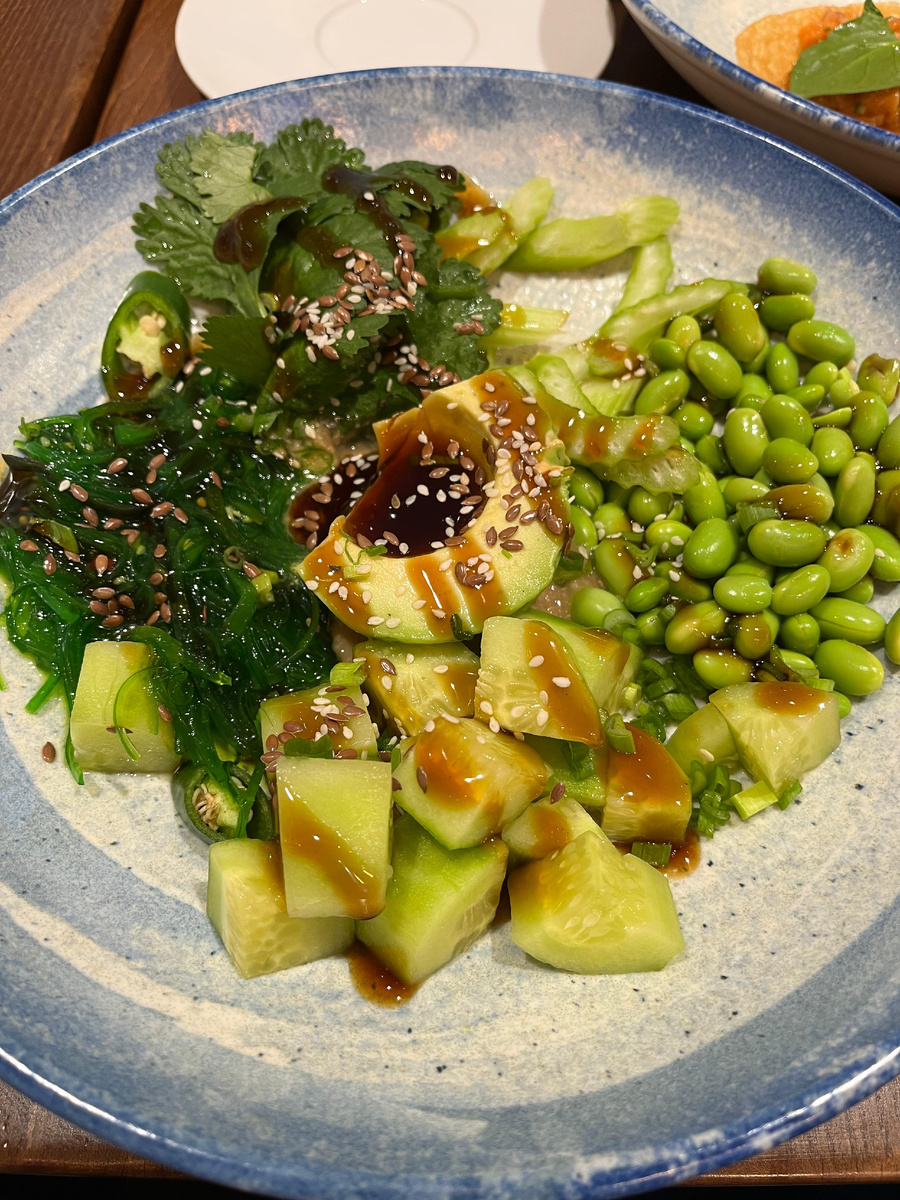 Боул с морскими водорослями и авокадо