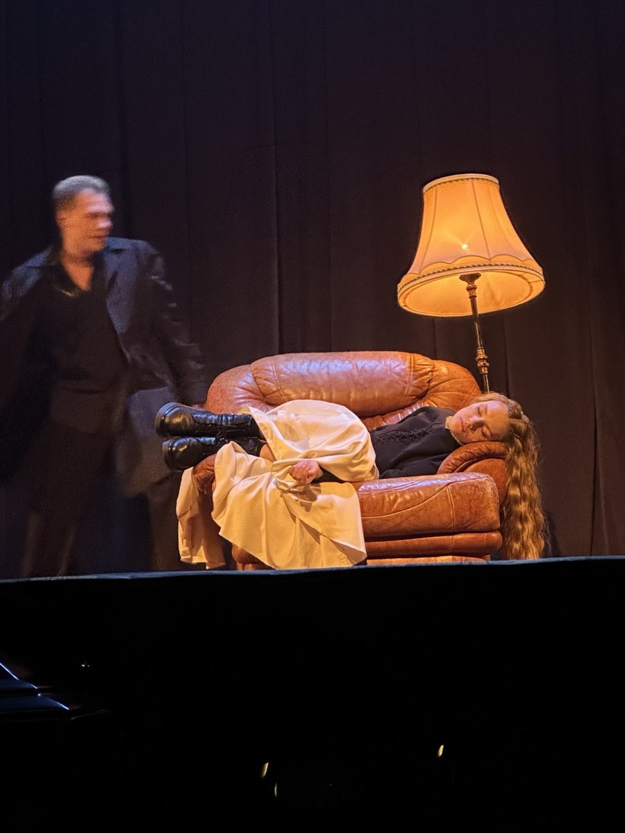 Любящий отец и Офелия. Спектакль «Гамлет» в Театре на Таганке. Фото автора.