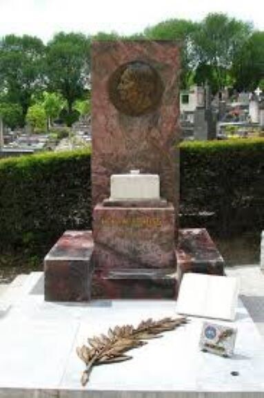 Памятник на могиле Барбюса. Взято отсюда: https://mospravda.ru/2022/08/30/566879/