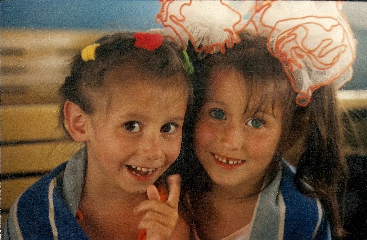 С сестрой. Тут мне года 4.
