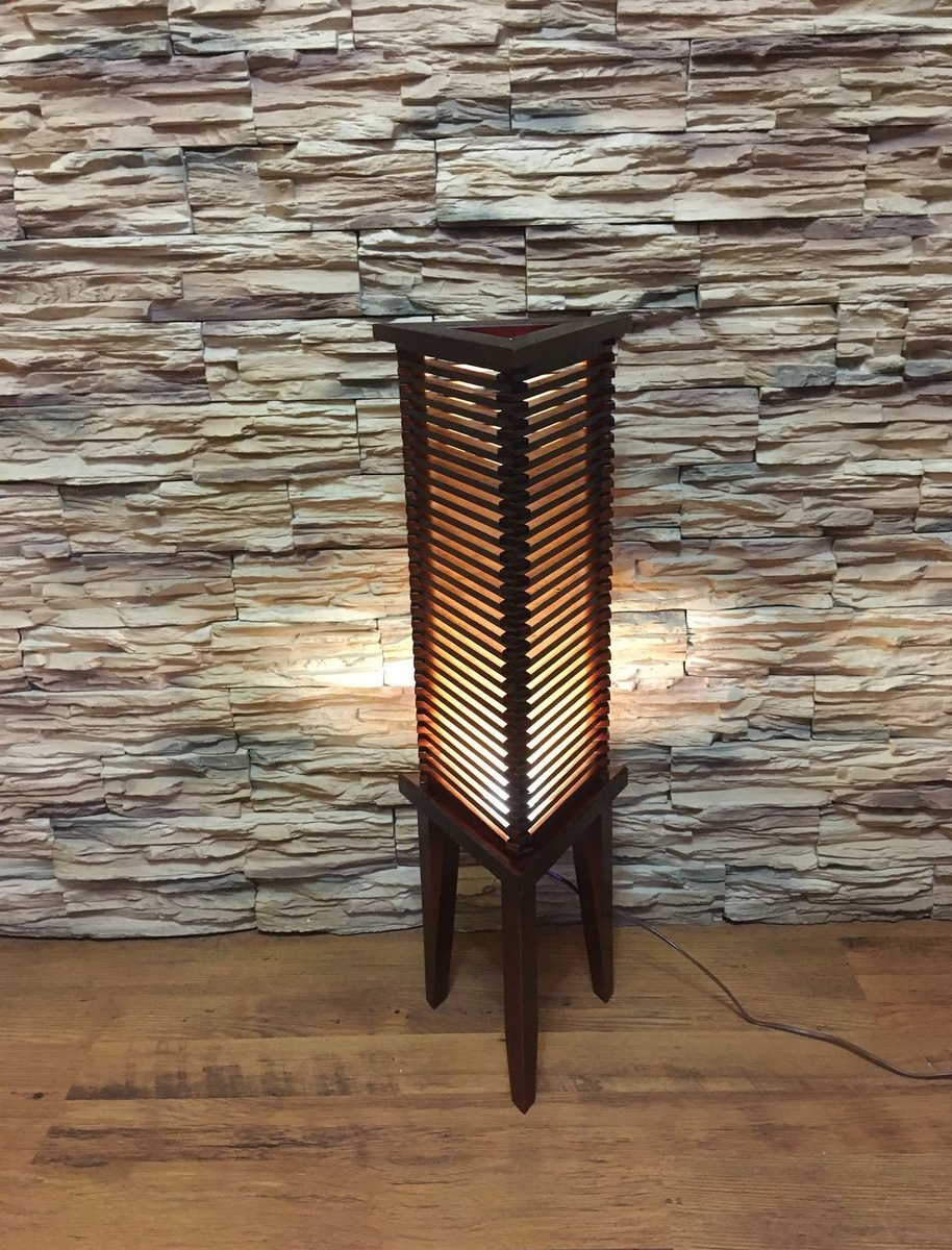 Светильник из массива хвойных пород, вид спереди