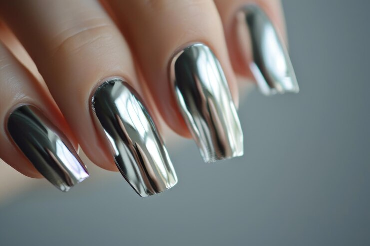 Серебряный хром , футуристический акцент 2025 года.