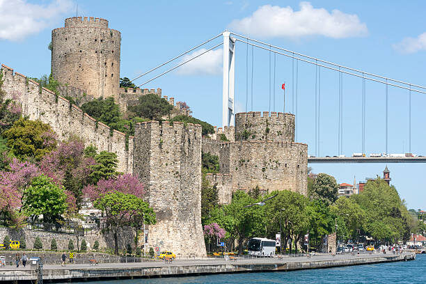 Грозная крепость Румели нынче настроена на мирный лад: в ней открыта музейная экспозиция и проводятся музыкальные фестивали. Фото из открытых интернет-источников