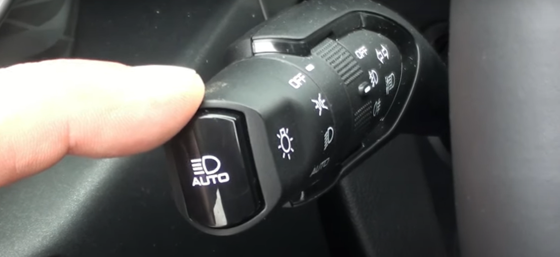 Рычаг поворотников - слегка вниз - несколько морганий влево. До конца вниз - постоянные моргания. Вправо - наоборот. Выключть поворотник - надо в сторону поворота еще раз слегка нажать на рычажок