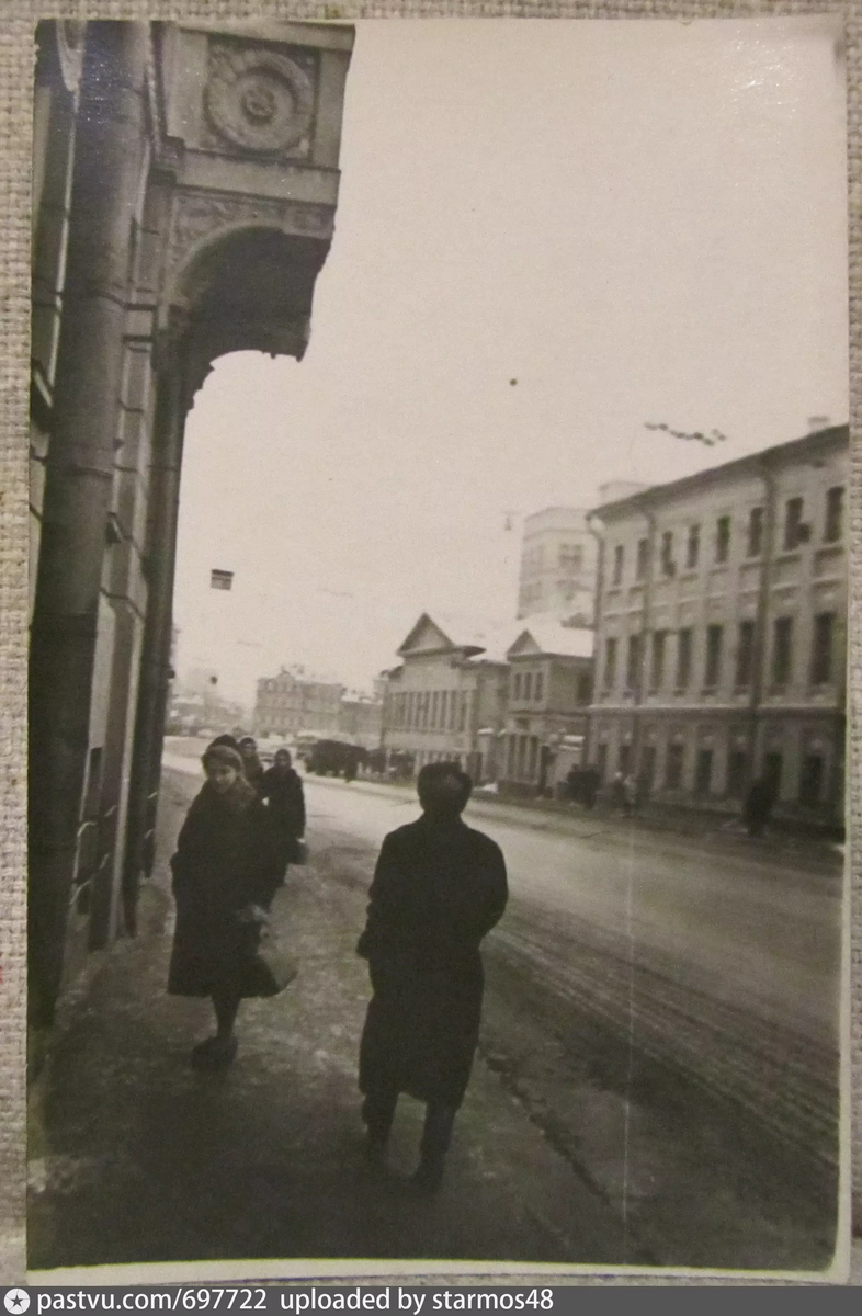 Старые здания там, где потом возвели новые жилые дома и открыли "Шоколадницу", 1959-1960. Автор фото: А. Ялунин. С сайта www.pastvu.com.