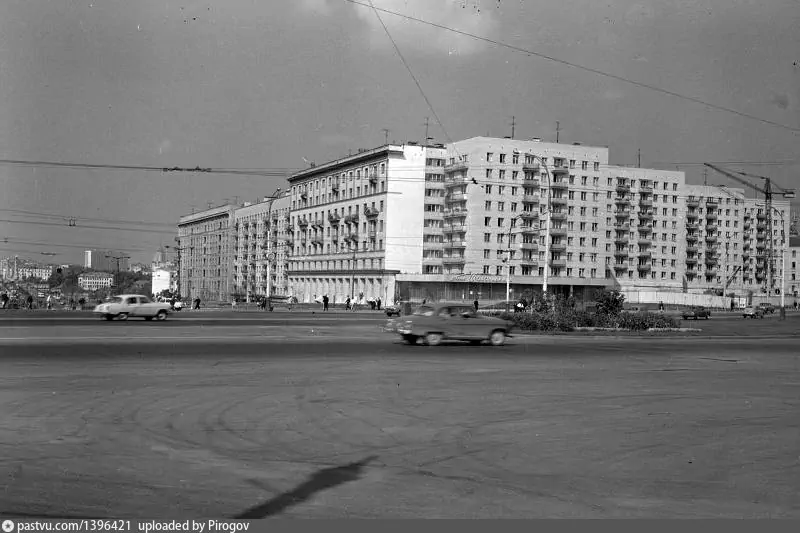 Новая застройка на том же месте. Вид от Октябрьской площади, 1967. Если присмотритесь, увидите вывеску "Шоколадницы". Автор фото: Н.С. Грановский. С сайта www.pastvu.com.