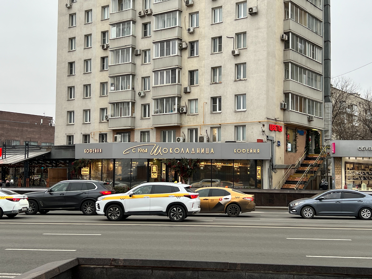 "Шоколадница" в 2025 году. Сейчас официальный адрес такой: улица Большая Якиманка, 58с2. Фото моё.