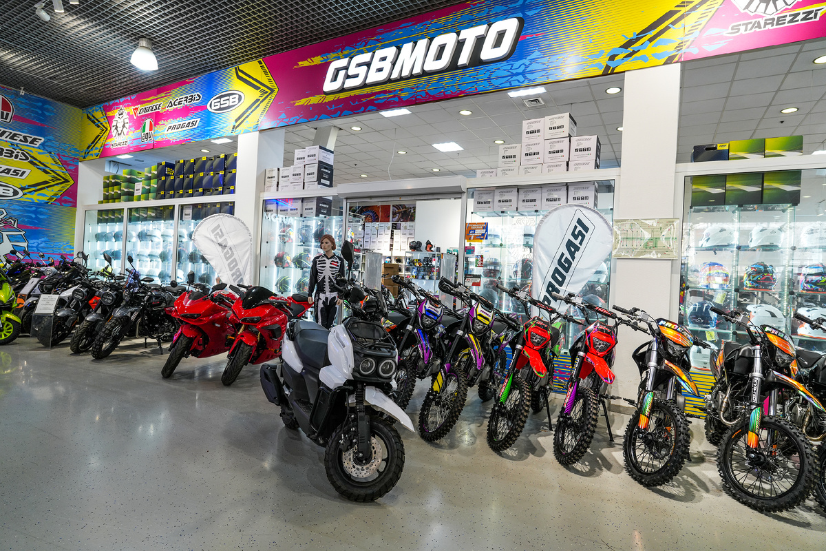 Мотороллер TMBK Tank в салоне GSBMoto. Фото: М. Рябинин