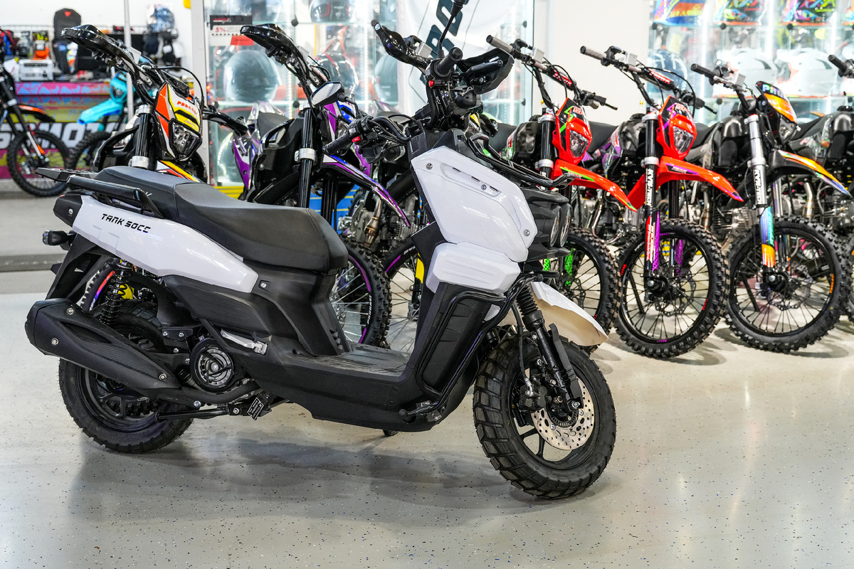 Мотороллер TMBK Tank в салоне GSBMoto. Фото: М. Рябинин