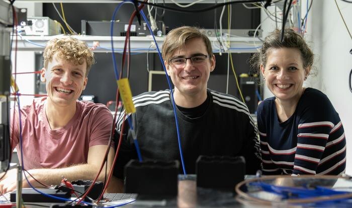 Исследователи в лаборатории: Стивен Бекер, Григорий Слинков и Биргит Штиллер. Источник: MPL, Susanne Viezens