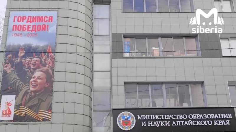     Солдат с шестью пальцами оказался на баннере в Барнауле Mash Siberia