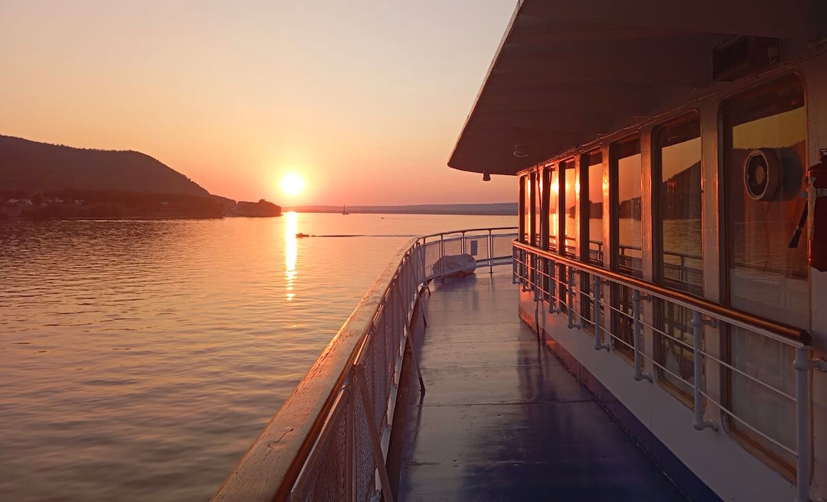 Вид с палубы «Невского» на волжские просторы близ Самары