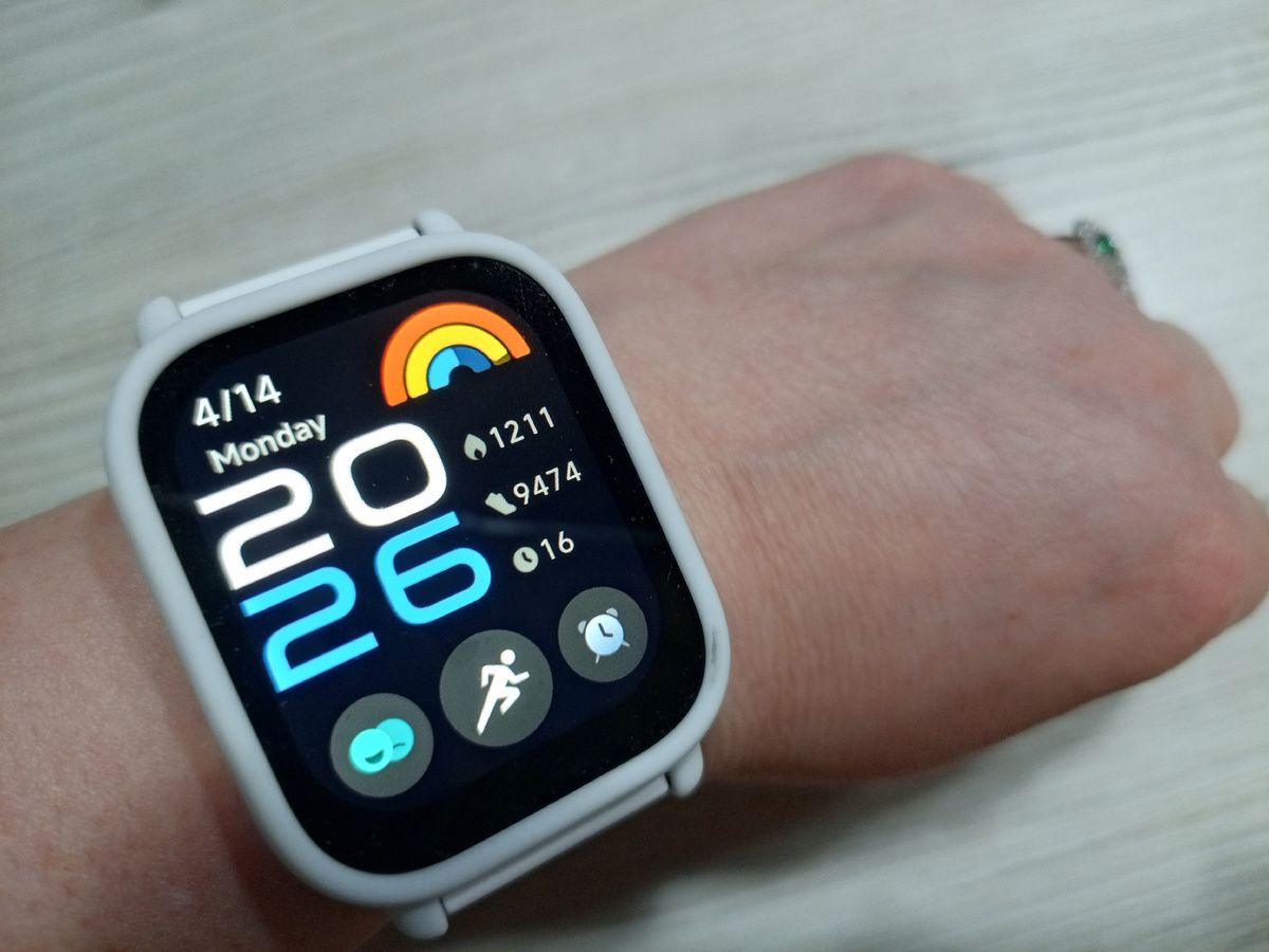 Часы приодела - защитный чехол с ремешком купила. В белом цвете симпатичнее смотрятся