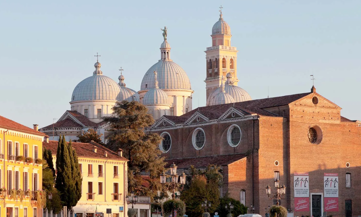 Прато-делла-Валле и церковь Санта-Джустина, Падуя, Италия.