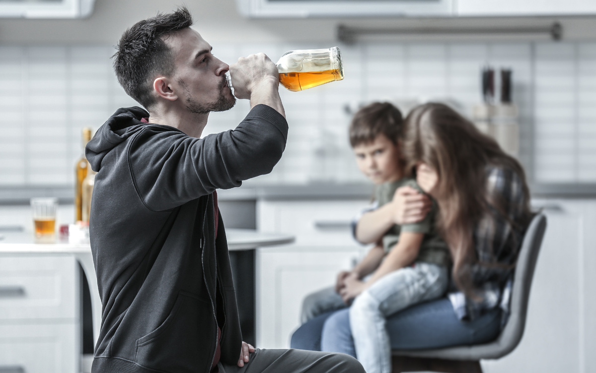 Как помочь алкоголику в семье и не навредить себе (источник изображения: freepik.com)