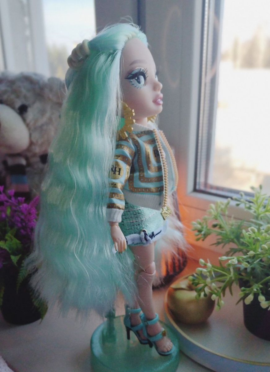 Обдумывает новые идеи. 