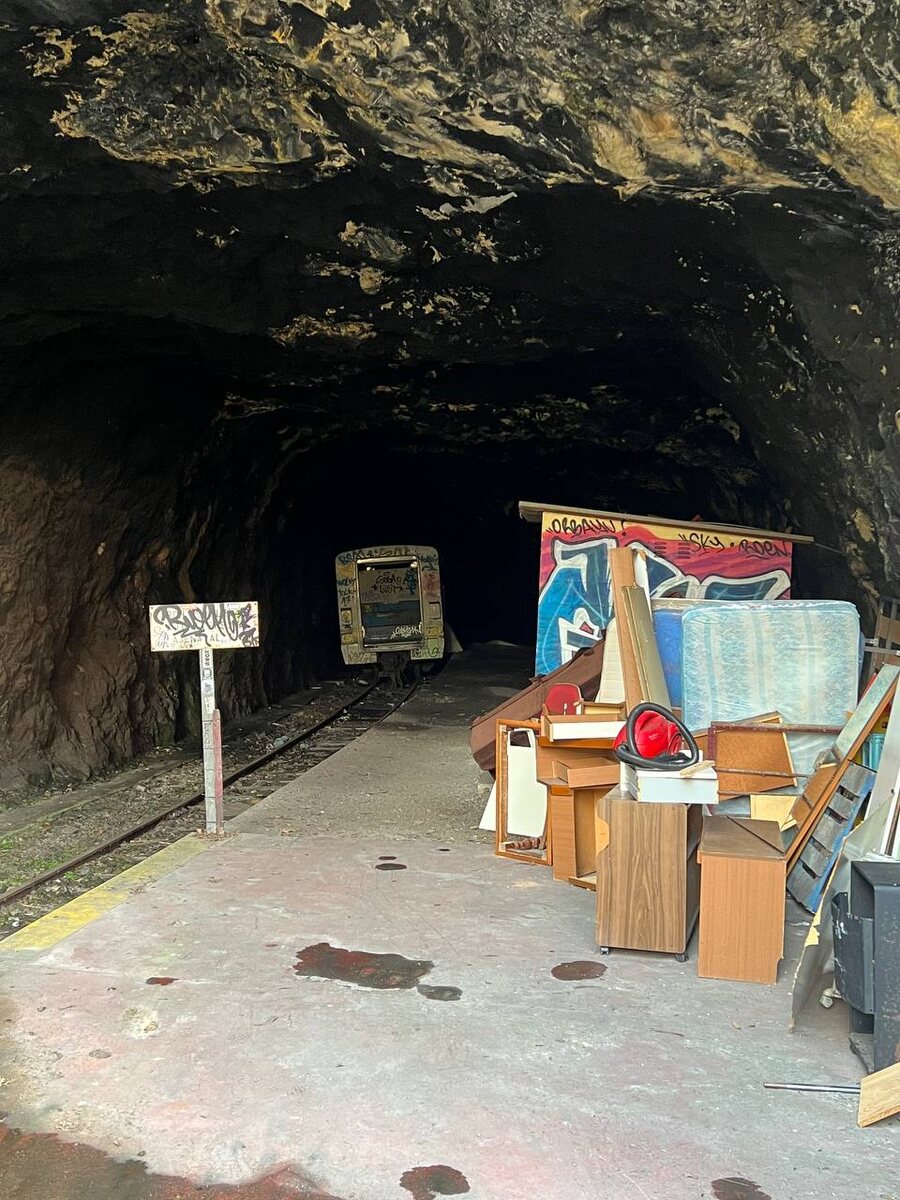 Заброшенные вагоны в тоннеле