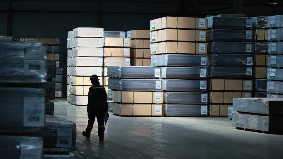    Сотрудник "Галичского фанерного комбината" компании Segezha Group среди коробок с готовой продукцией. Автор фото: Владимир Смирнов / ТАСС