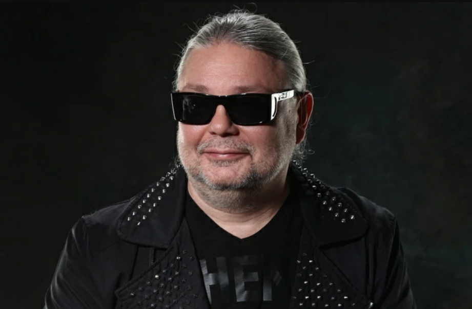 Владимир Захаров - лидер группы «Рок-Острова» (фиои)