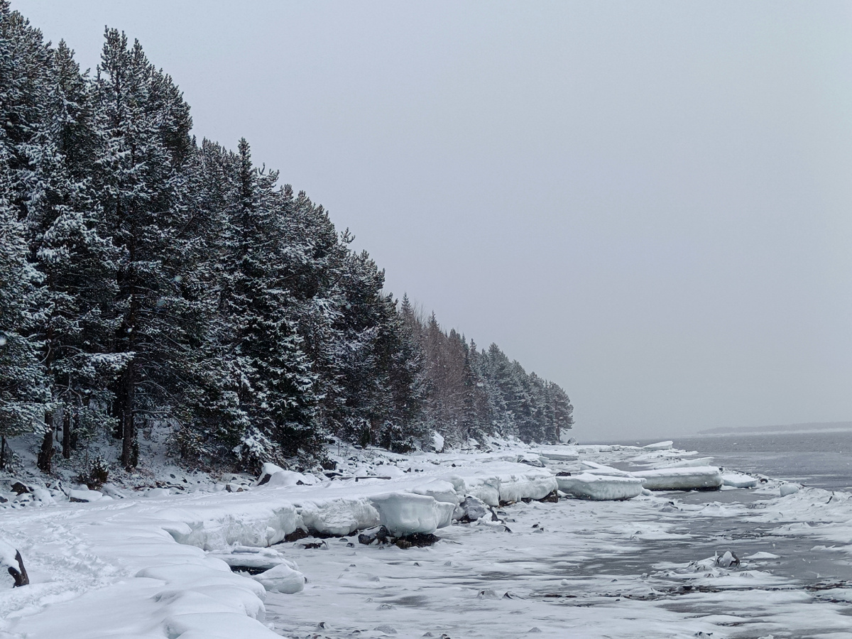 Берег Белого моря в середине апреля.