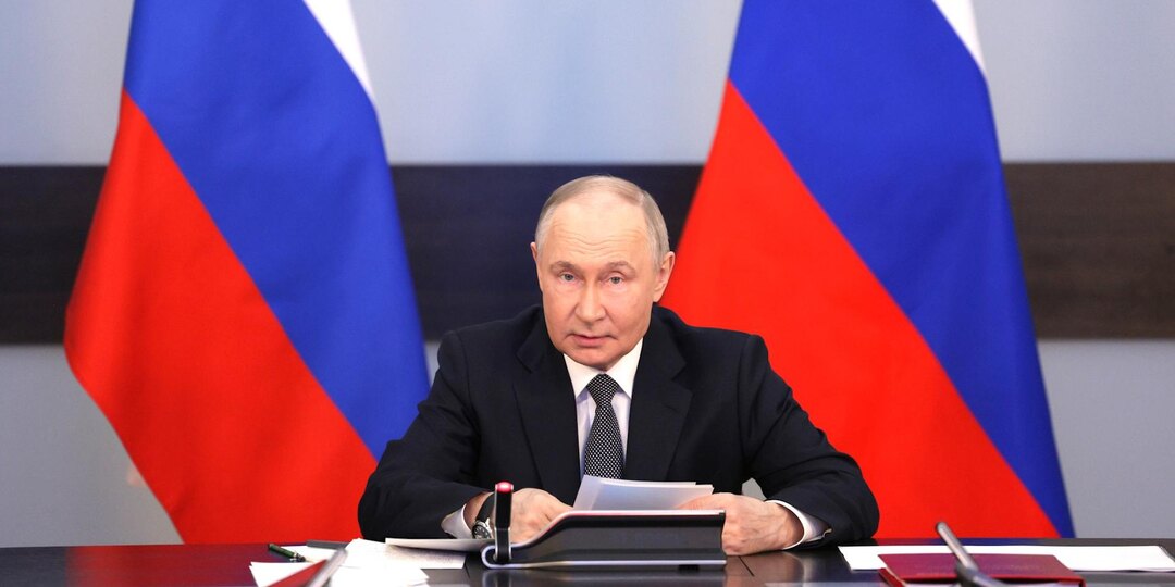 Владимир Путин смутил работницу мебельной компании вопросом о зарплате