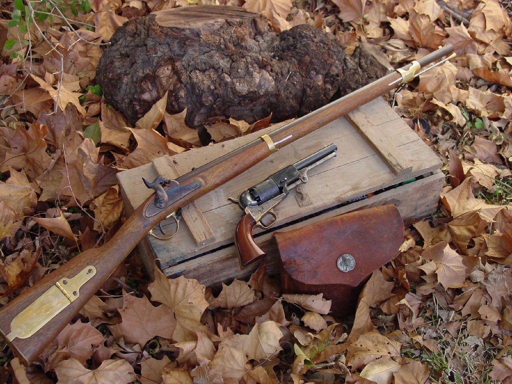 Над "Кольтом" - одна из моделей винтовки (реплики). (Фото Michael E. Cumpston, CC BY-SA 3.0)