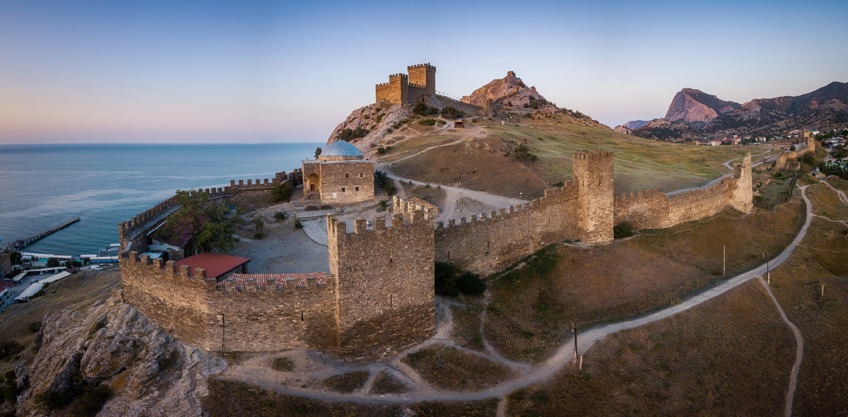 Генуэзская крепость на фоне моря