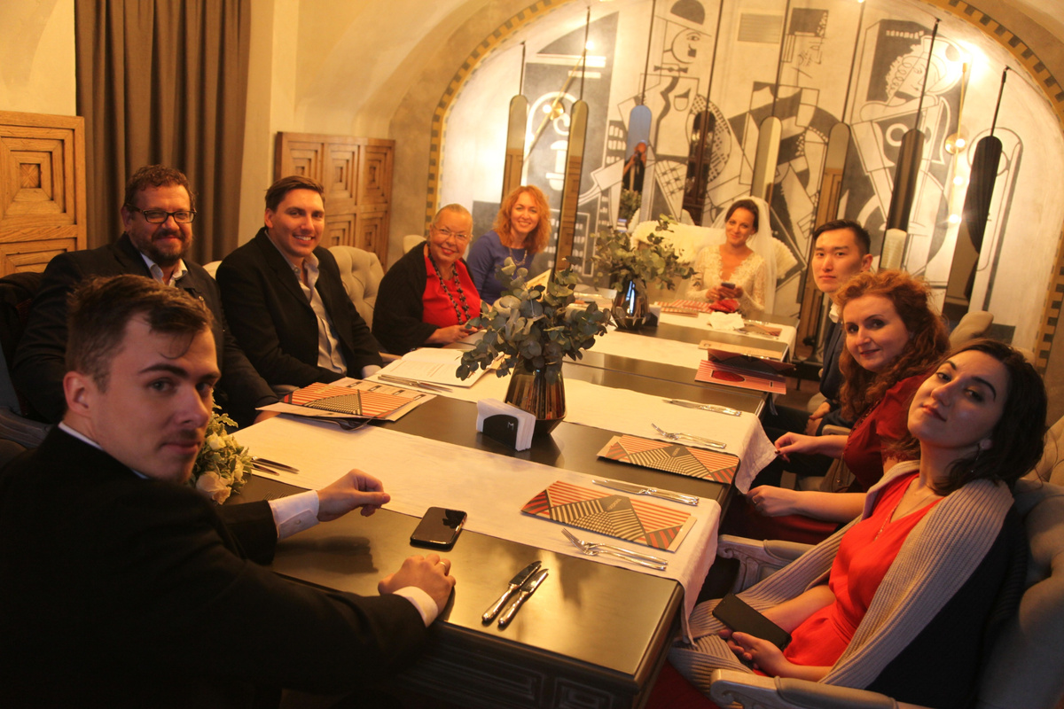 Вымотанные артисты после тяжелой смены