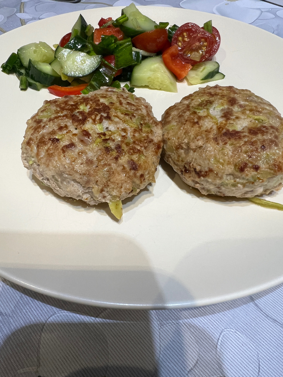 И ТАК НАЧНЕМ ГОТОВИТЬ) 🧑‍🍳БЕРЕМ ЛЮБОЙ ФАРШ У МЕНЯ ПОСТНЫЙ ИЗ МЯКОТИ СВИНИНЫ, ПРИМЕРНО ПОЛКИЛО, ТУЛА ПОТЕРЛА НАСКРУПНОЙ ТЕРКЕ КАБАЧОК, ПОЛОВИНКУ СРЕДНЕЙ ЛУКОВИЦЫ ИЗМЕЛЬЧИЛА В БЛЕНДЕРЕ,ЧАЙНУЮ ЛОЖЕЧКУ СУШЁНОГО ЧЕСНОКА, СОЛЬ ПЕРЕЦ ПО ВКУСУ🧂ЛА И ОДНО ЯИЧКО!