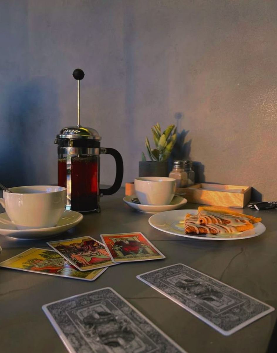 Гадать на картах таро можно в любое время суток, когда тебе захочется