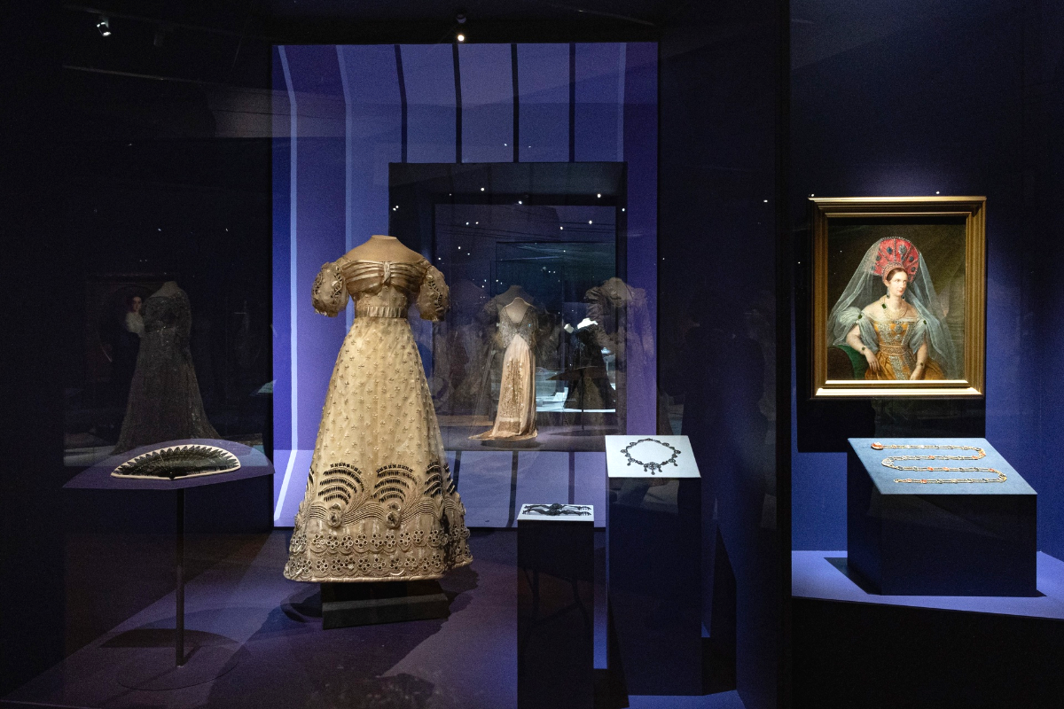 Платье бальное княгини З.И. Юсуповой, Россия, 1826-1827 гг., тюль, атлас, газ, блестки, шелк, синель, длина по спинке 117 см, окружность подола 228 см