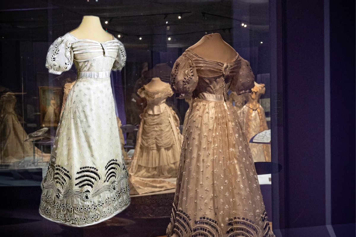 Здесь я добавил в репортажный снимок студийное фото платья из цифровой библиотеки Эрмитажа, где оно хранится