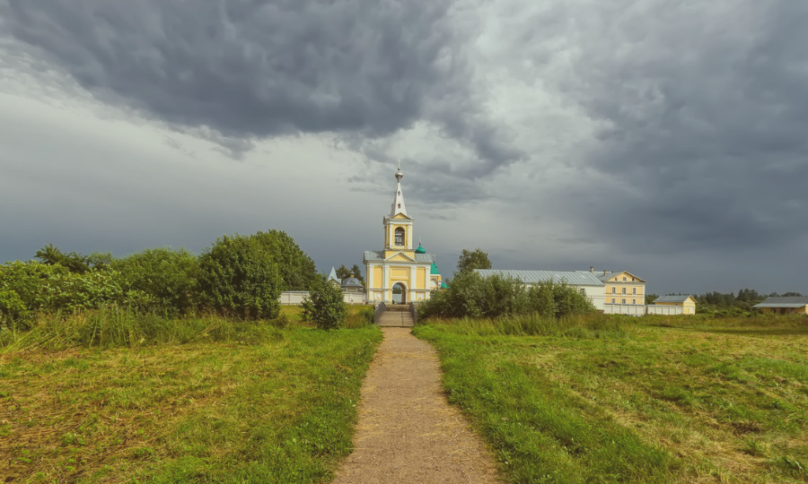 Верующий человек должен либо создать семью, либо уйти в монастырь?