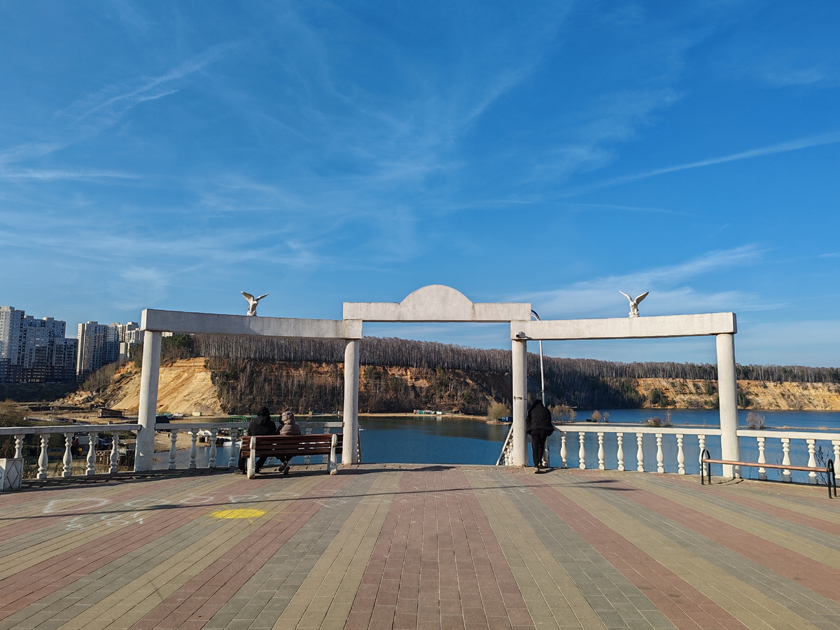 Крутой лестничный спуск к воде, со стороны Угрешской улицы.