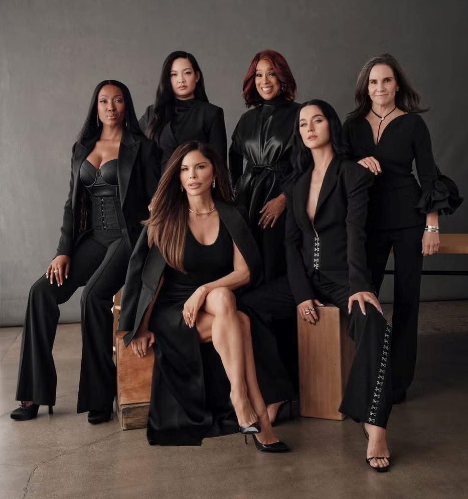 Команда чьей-то мечты. Фото из открытых источников. В центре нога за ногу - Лорен. 