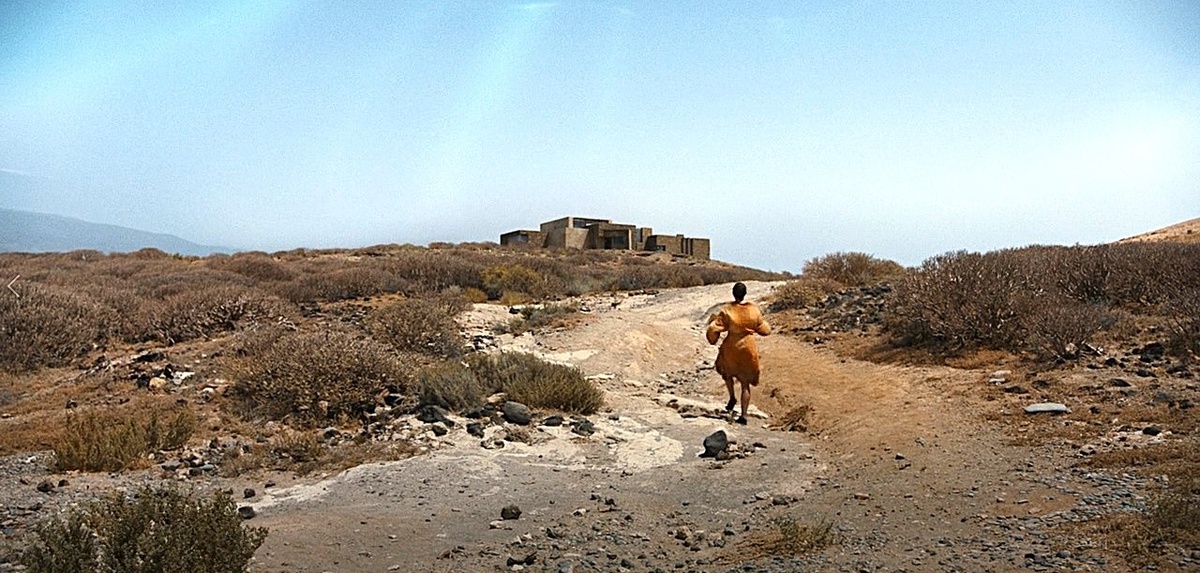 футуристический дом на берегу моря