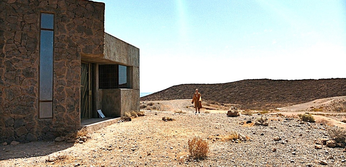 футуристический дом на берегу моря