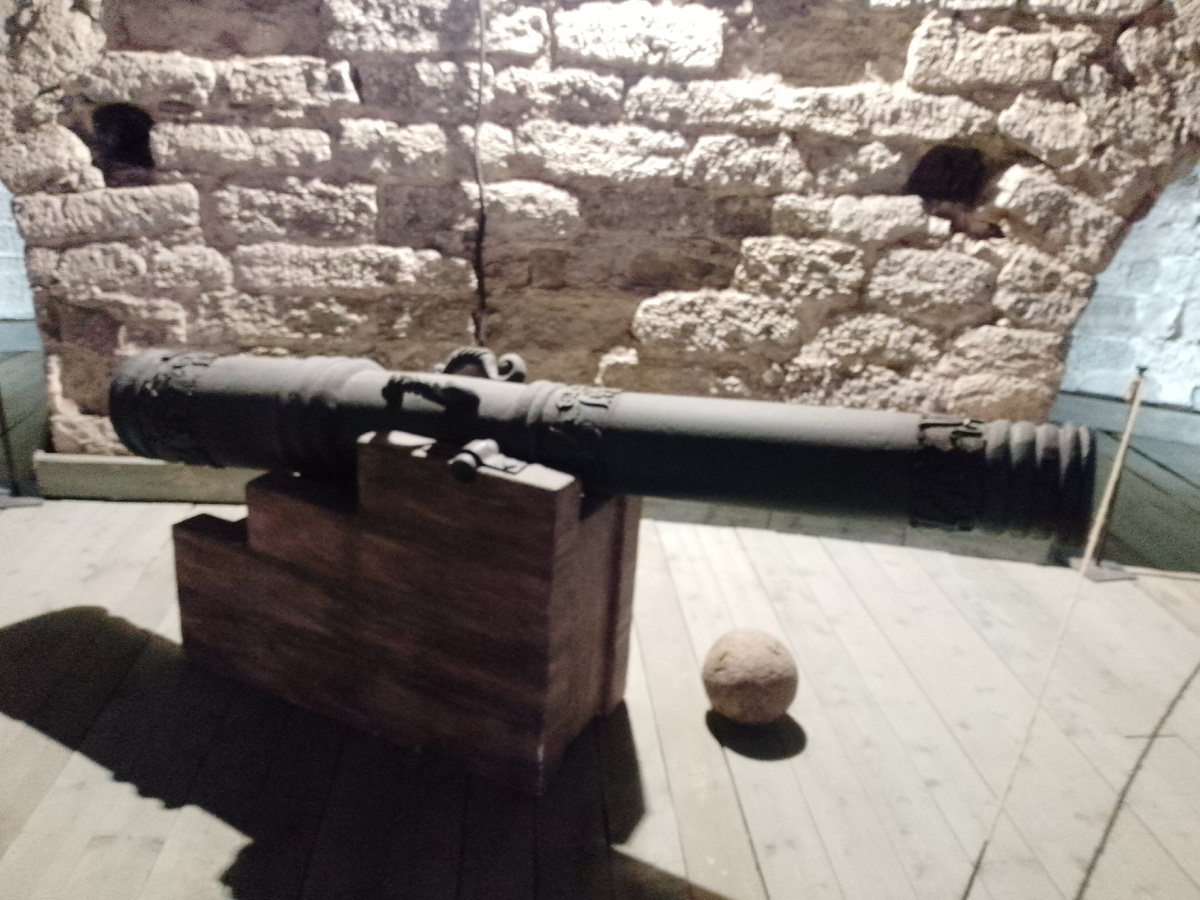 Русская пушка 16 века из экспозиции Покровской башни.