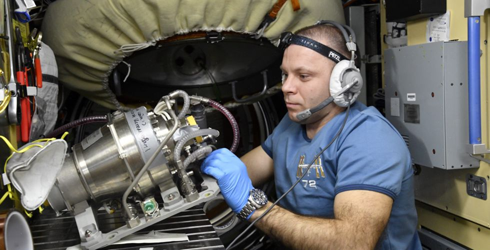 Иван Вагнер готовит экспериментальный блок для печи МЭП-01. Фото: Роскосмос