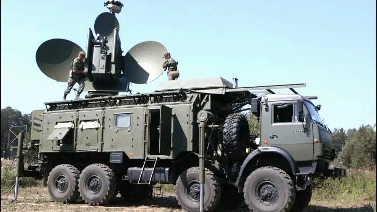 "Красуха-С4" – это современный российский наземный комплекс радиоэлектронной борьбы, способный эффективно подавлять радиолокационные системы противника, включая разведывательные спутники, БПЛА и системы наведения высокоточного оружия.
Комплекс работает в широком диапазоне частот, создавая мощные помехи, которые "ослепляют" вражеские РЛС, делая их бесполезными на расстоянии до 250-300 км.
"Красуха-С4" может нейтрализовать даже передовые системы типа AWACS (самолёты дальнего радиолокационного обнаружения), лишая противника преимущества в воздушной разведке.
Благодаря высокой мобильности на шасси КАМАЗ-6350, комплекс быстро разворачивается и меняет позицию, избегая ответных ударов.
Одна из ключевых особенностей – способность имитировать ложные цели, вводя противника в заблуждение и заставляя его тратить дорогостоящие ракеты впустую.
Комплекс успешно применялся в Сирии и в ходе СВО, доказав свою эффективность против западных систем HIMARS и других РЛС НАТО.
"Красуха-С4" – не просто "глушилка", а интеллектуальная система, анализирующая эфир и автоматически выбирающая оптимальные режимы подавления для разных целей.
Факт: В НАТО этот комплекс называют "Russian electronic monster" из-за его разрушительного воздействия на их технологии.