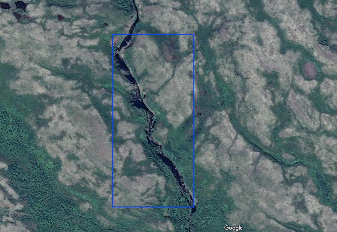 При увеличении видно , что ширина реки довольно таки большая, пару десятков метров.