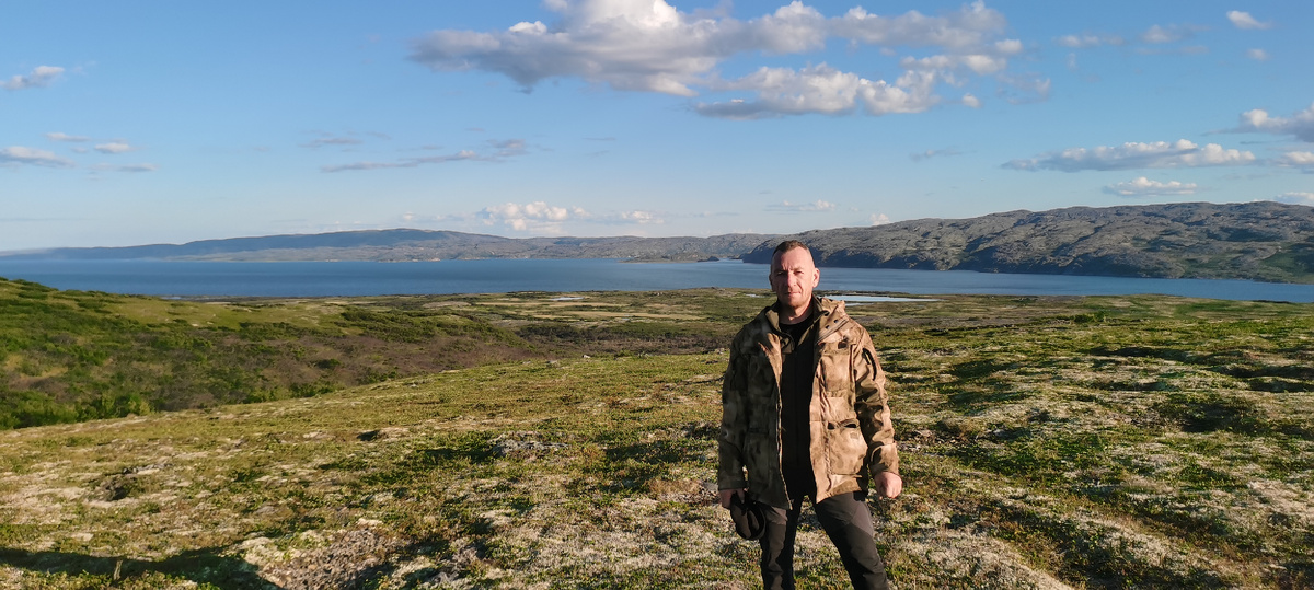 Братанама,На заднем плане Мотовский залив и перевал Муста Тунтури.