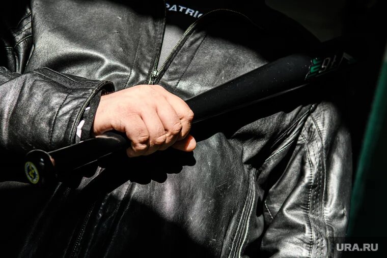 На месте происшествия силовики нашли биту и нунчаки
Фото: Владимир Жабриков © URA.RU