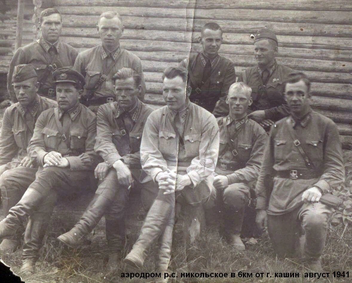 Фото из семейного архива - подпись с оборота перенесена на лицевую сторону. Павел Константинович на фото - стоит вторым слева