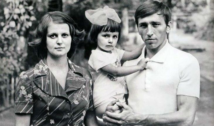 Татьяна Навка в детстве с родителями