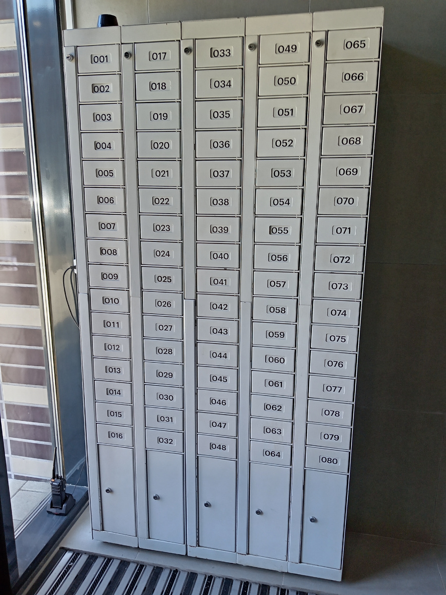 Постомат в подъезде.