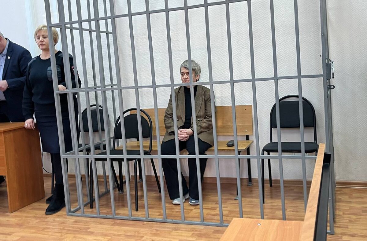 Арест ректора УлГТУ Надежды Ярушкиной. Оригинал фото: https://ulpressa.ru/wp-content/uploads/old/2025/02/2025-02-07-16.11.53.jpg