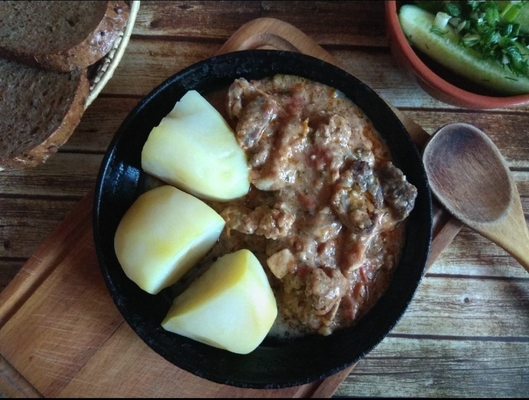 Напоминает наш гуляш, но без моркови