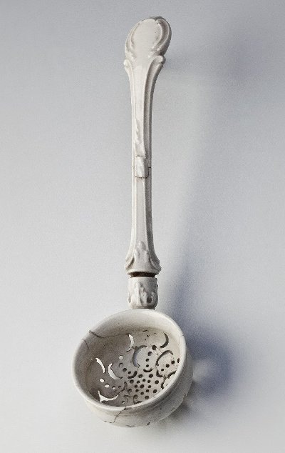 Фарфоровое ситечко, Невская порцелиновая мануфактура, середина XVIII века. © Государственный Эрмитаж