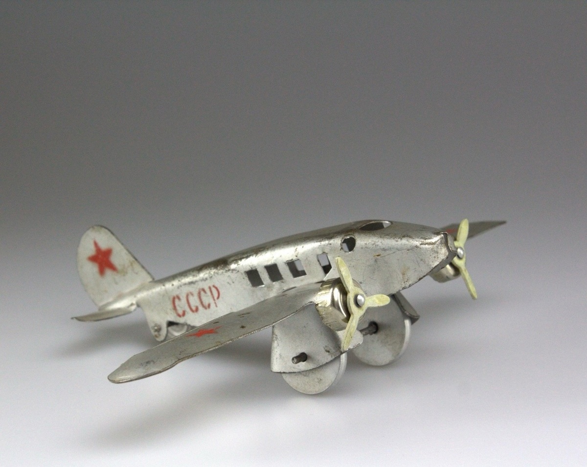 Самолет, производитель - Кировское электромашиностроительное объединение имени Лепсе.. Фото из группы "Игрушки советского детства" ВК, листаем галерею -->>